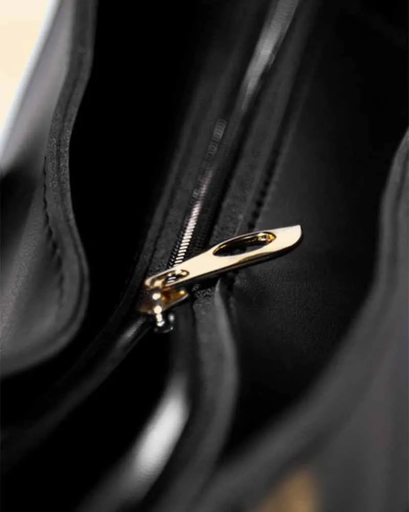 The Urban Tote Paula Zipper Bag